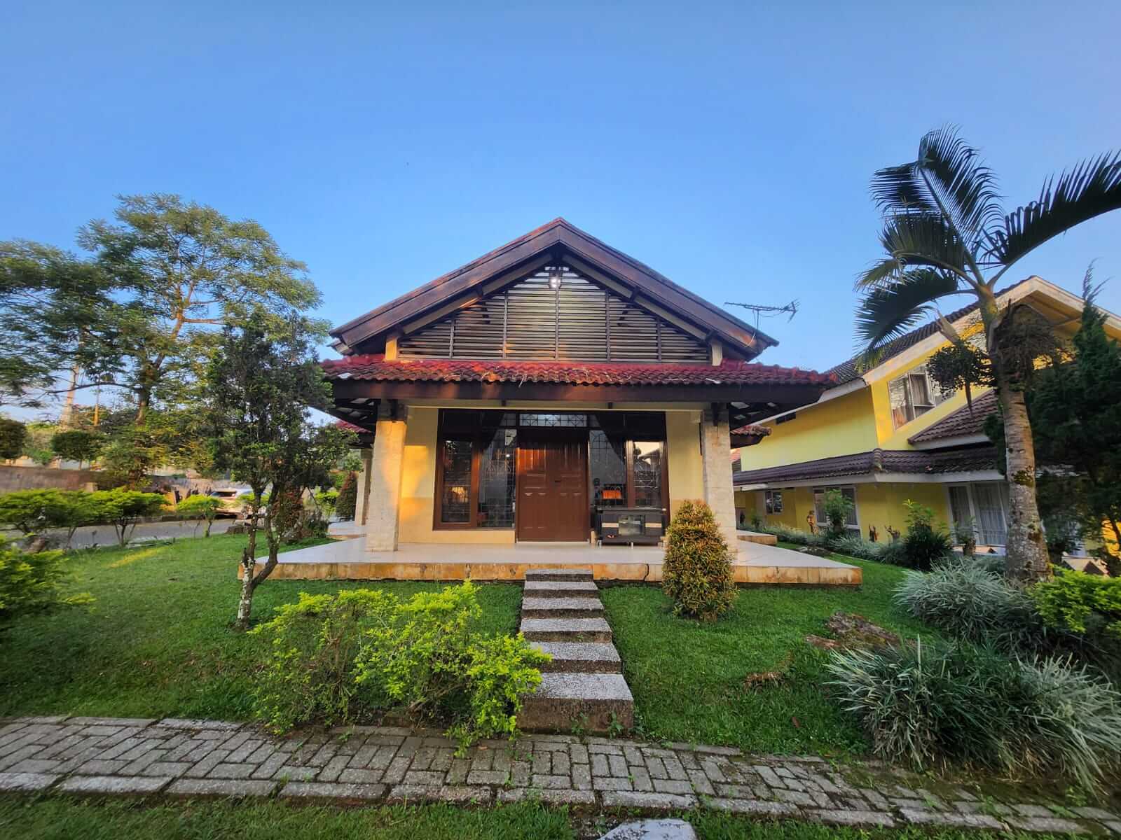 Villa Tampak samping