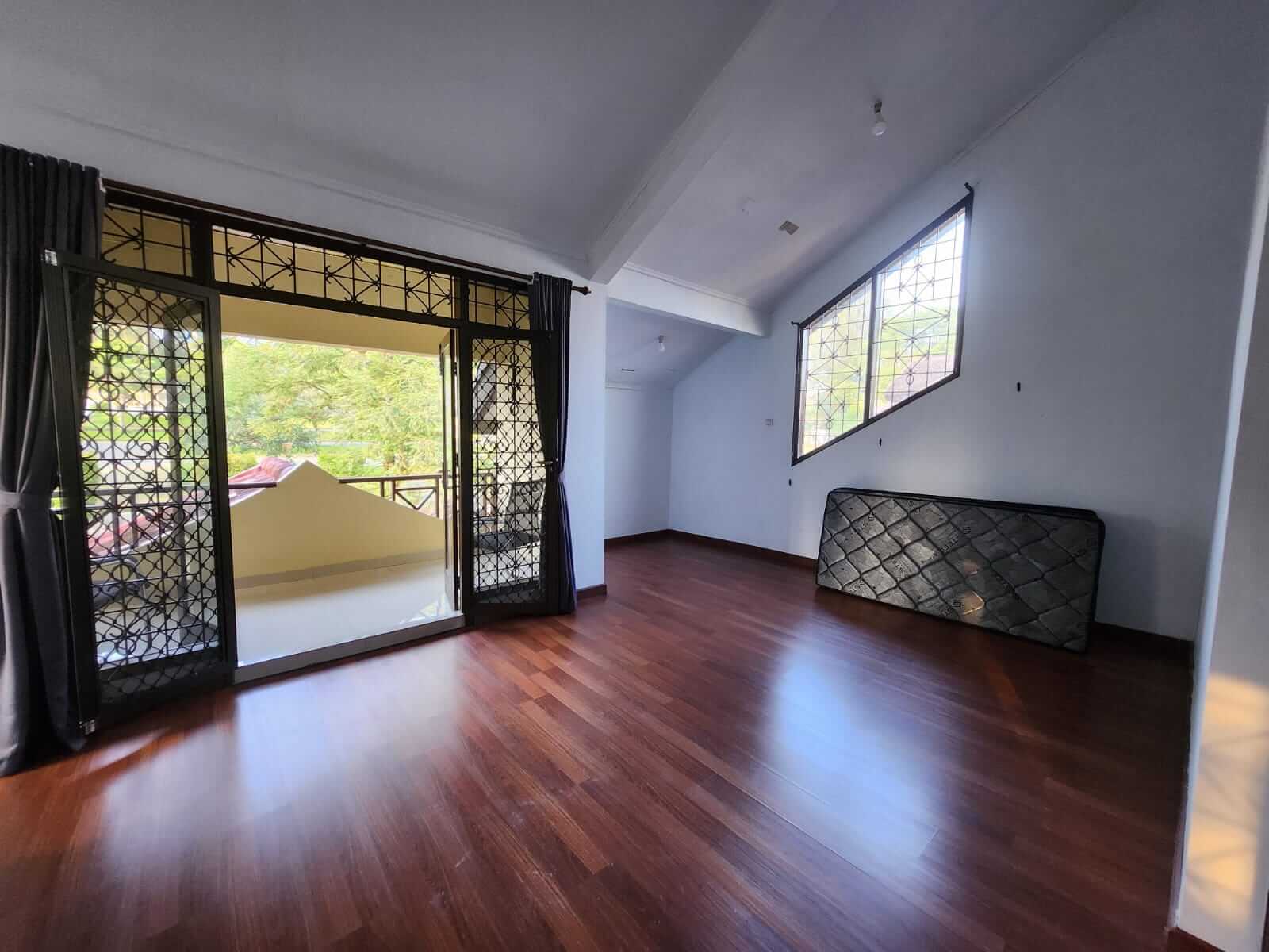 Balkon lantai2 dengan pemandangan alam yang asri